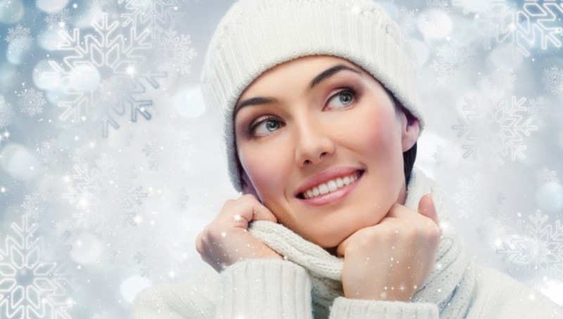 كيف يؤثر الطقس البارد على بشرتكِ؟ وكيف تحمينها من آثاره؟